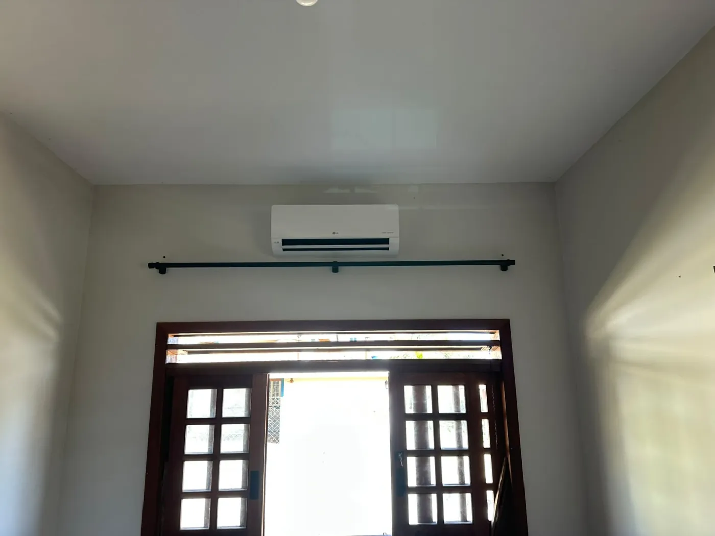 Ar-condicionado instalado em sala com boa distribuição de ar na Grande BH