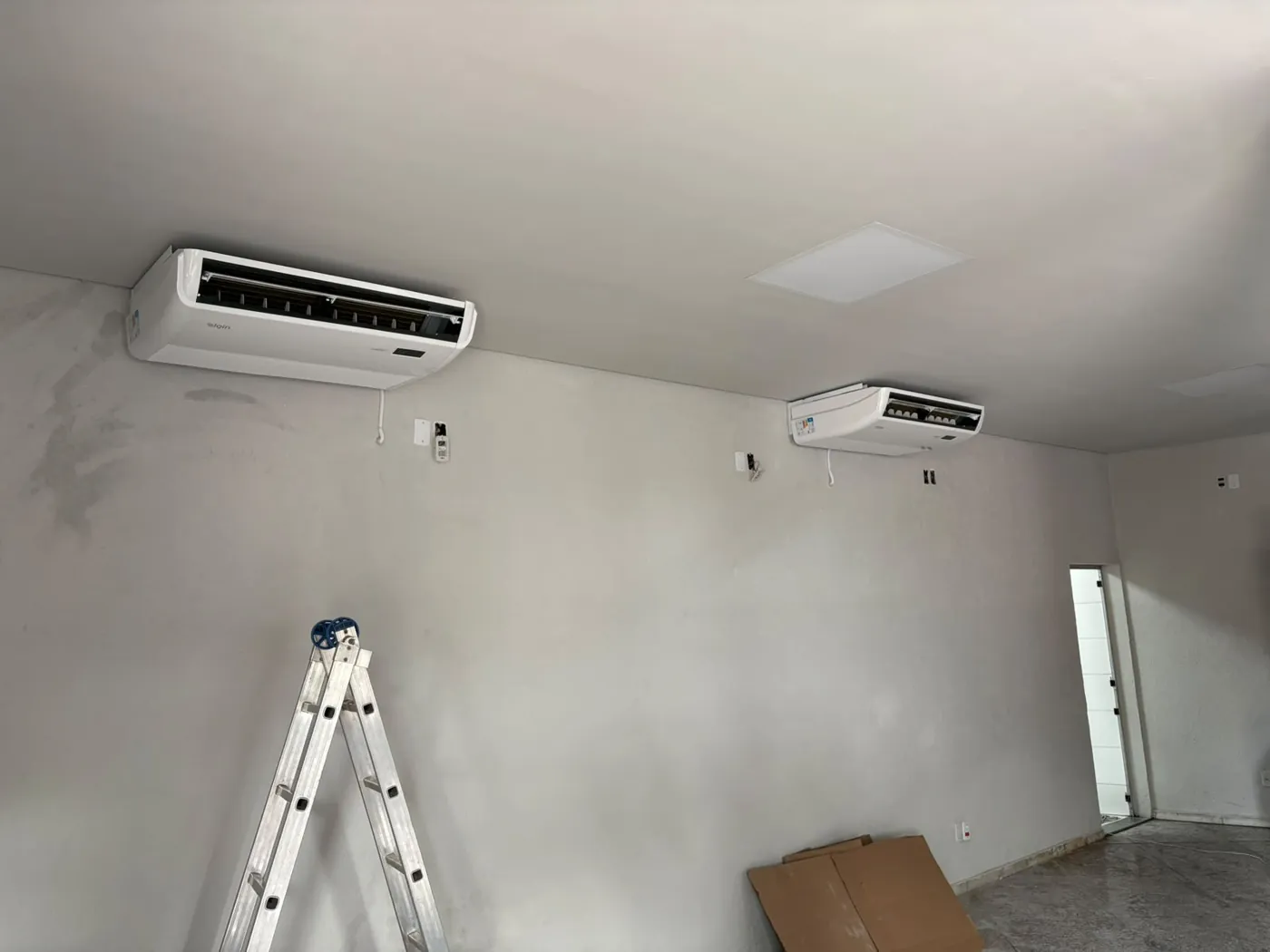 Instalação de dois splits em sala ampla em Belo Horizonte
