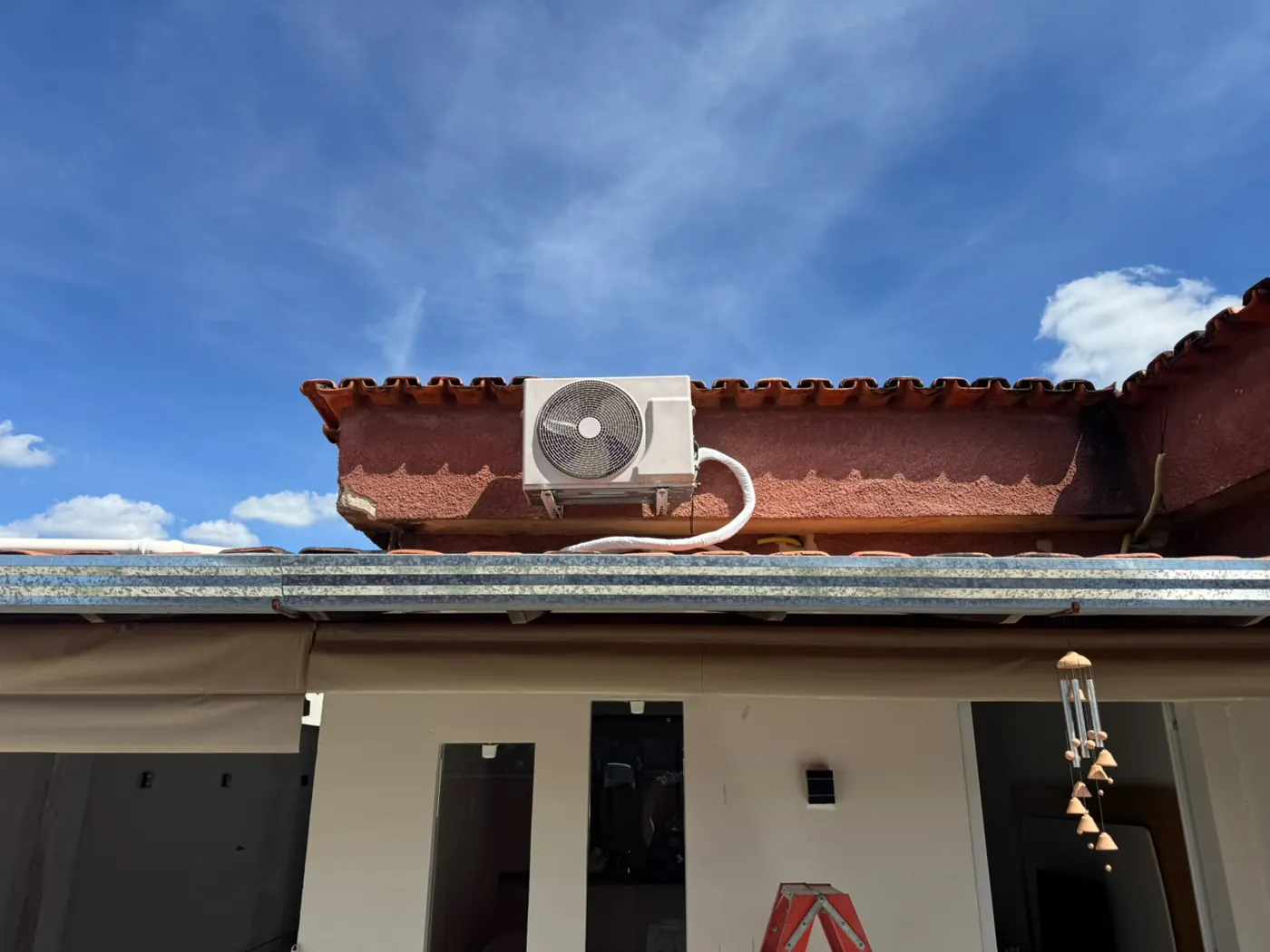 Condensadora fixada em telhado após instalação de ar-condicionado em BH
