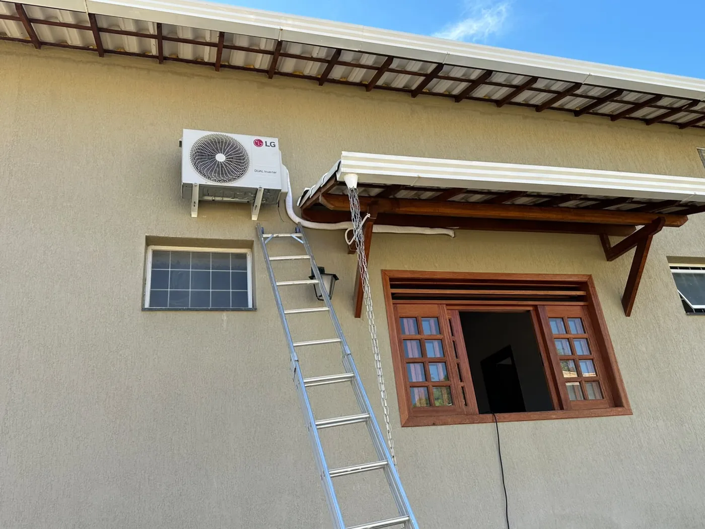 Instalação de ar-condicionado em residência com acesso por escada em Belo Horizonte