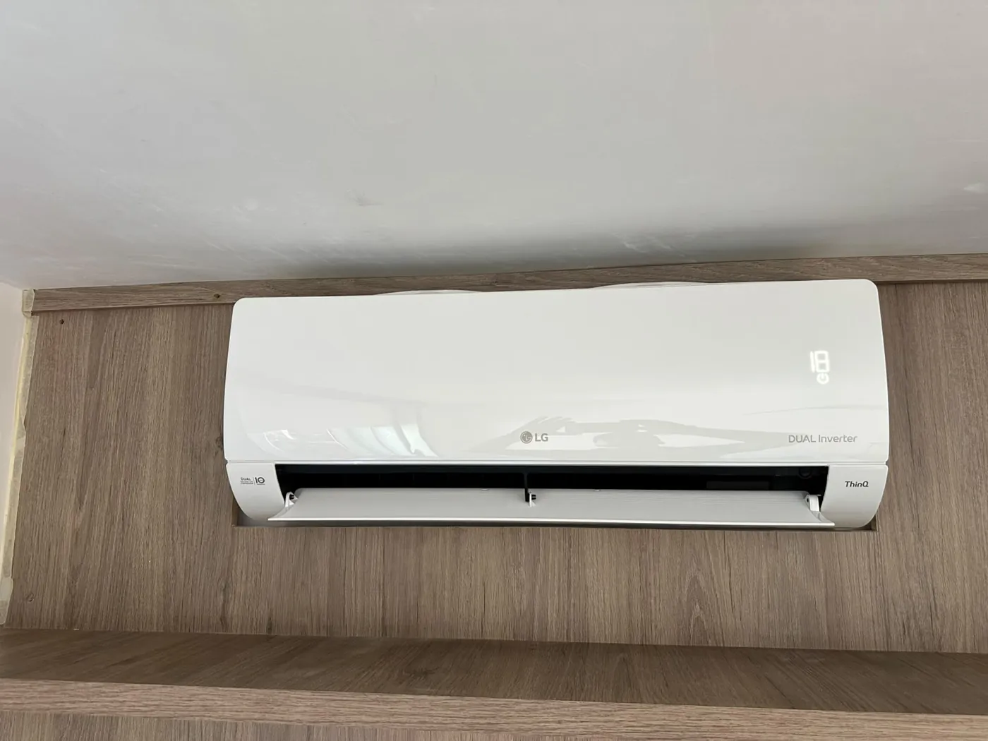 Split higienizado e funcionando após manutenção em apartamento de Belo Horizonte