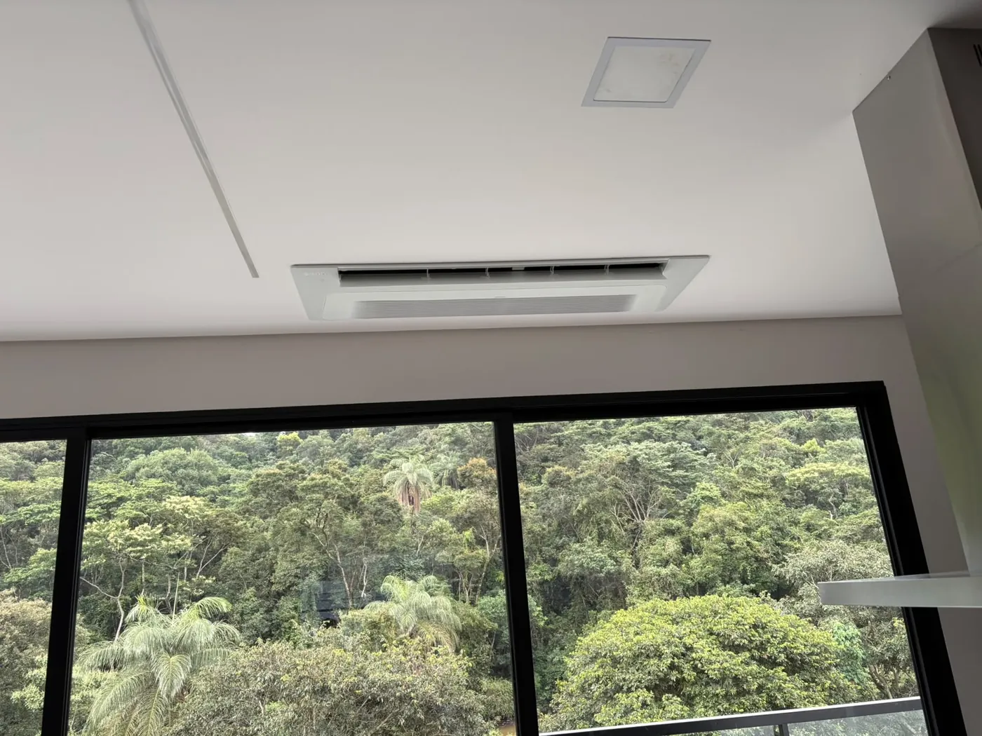 Ambiente climatizado com ar-condicionado revisado pela MK Climatização em BH