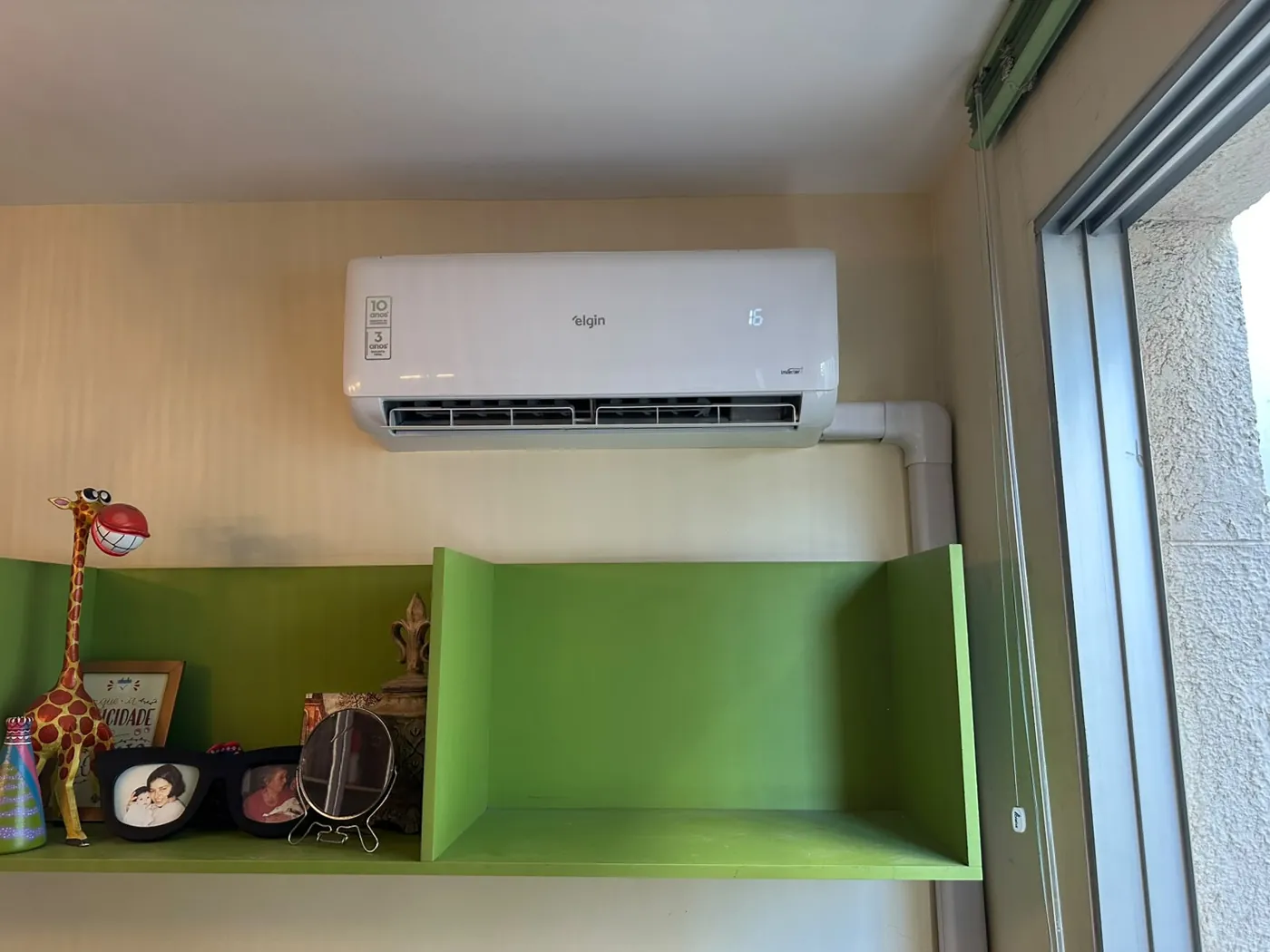 Ar-condicionado split limpo após manutenção preventiva em residência de BH