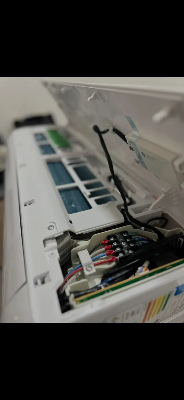 Componentes internos da evaporadora expostos durante manutenção de ar-condicionado em BH