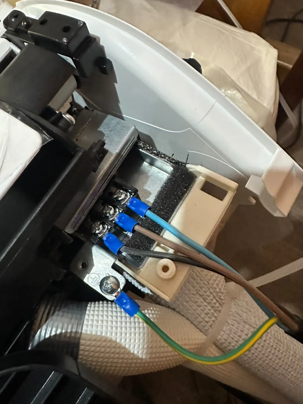 Manutenção elétrica na placa e fiação de ar-condicionado split na Grande BH