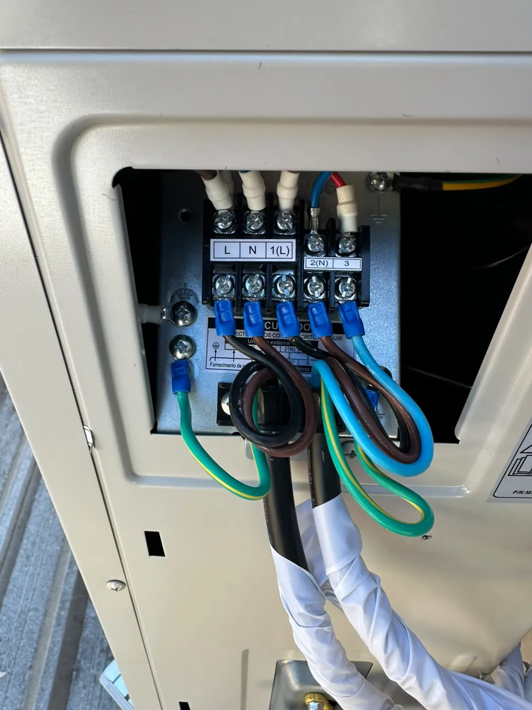 Revisão das conexões elétricas da condensadora durante manutenção em Belo Horizonte