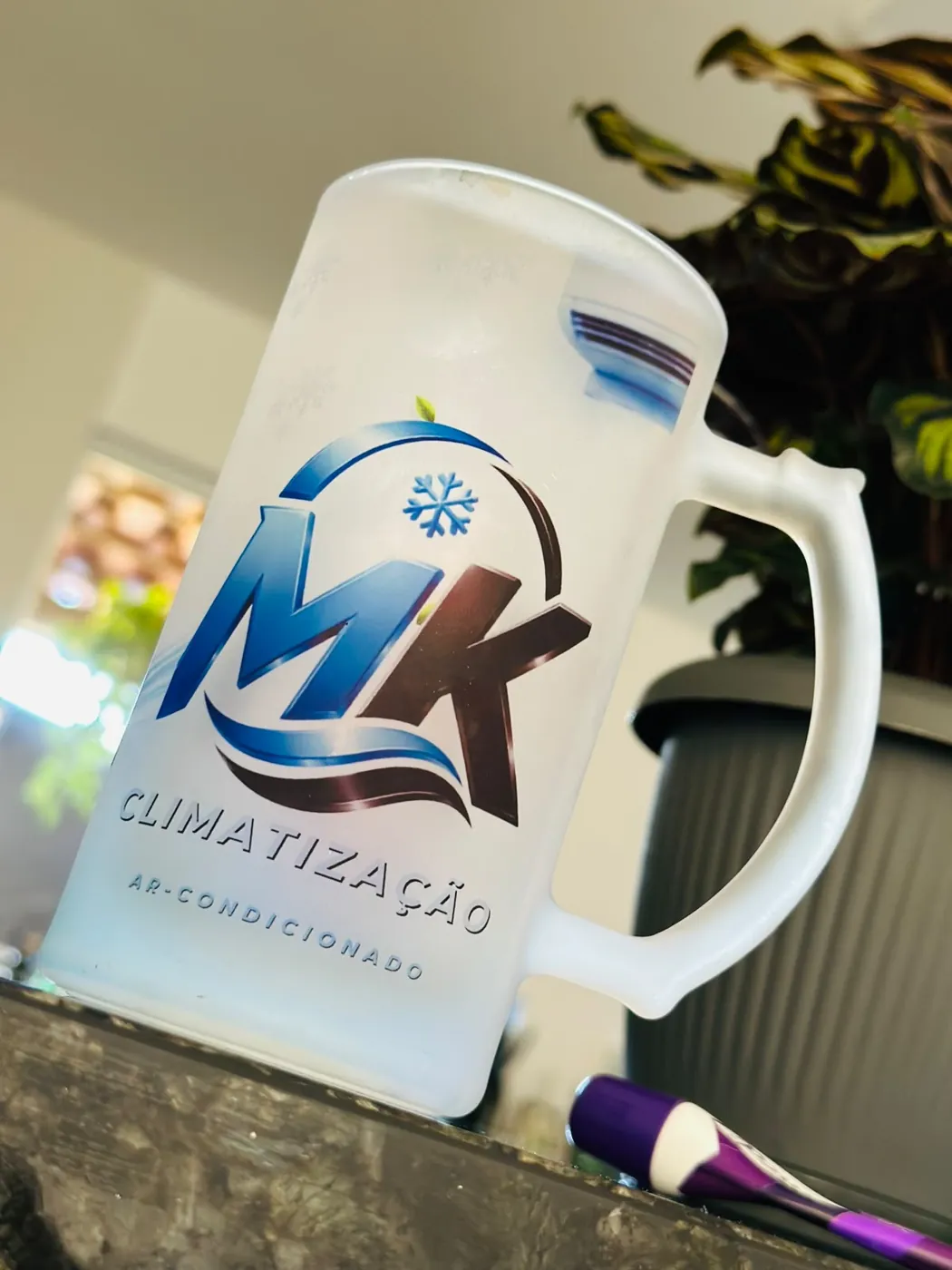 Caneca da MK Climatização, empresa responsável pelo PMOC em Belo Horizonte